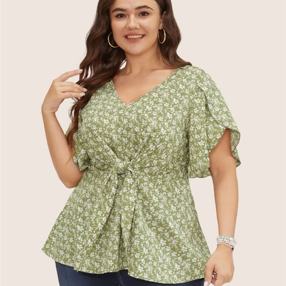 BloomChic size 1x Ditsy Floral Split Petal Sleeve Tie Front Blouse Moss Green